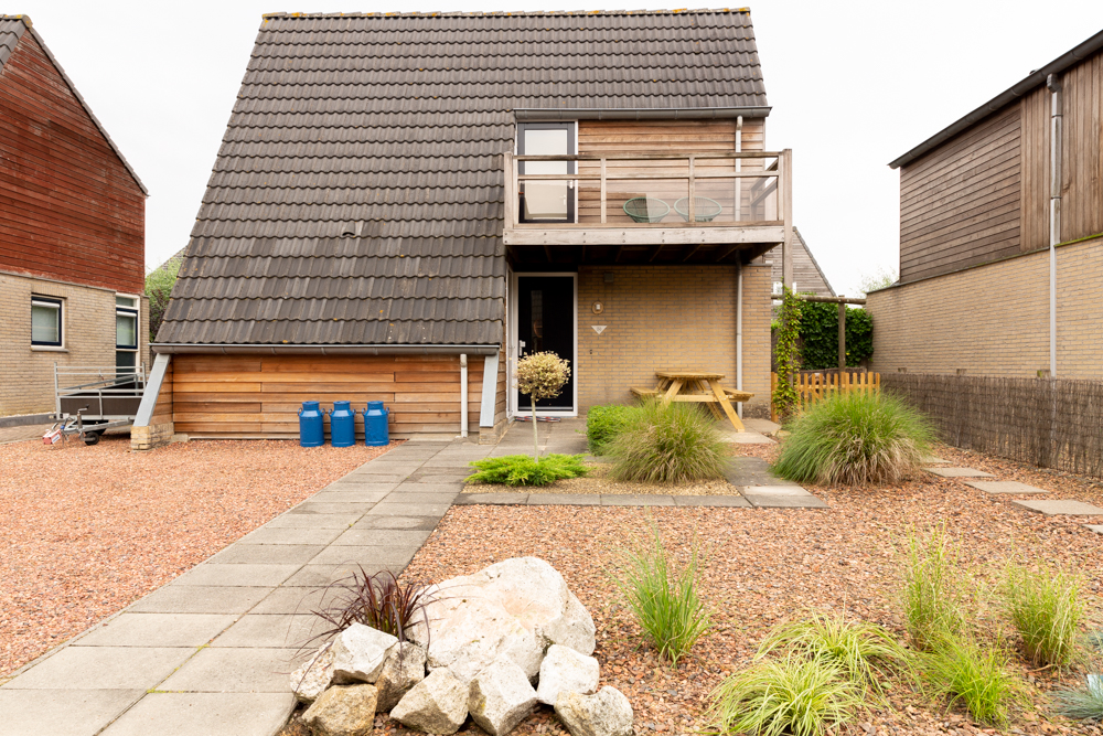 voorkant huis, met twee ruime parkeerplaatsen